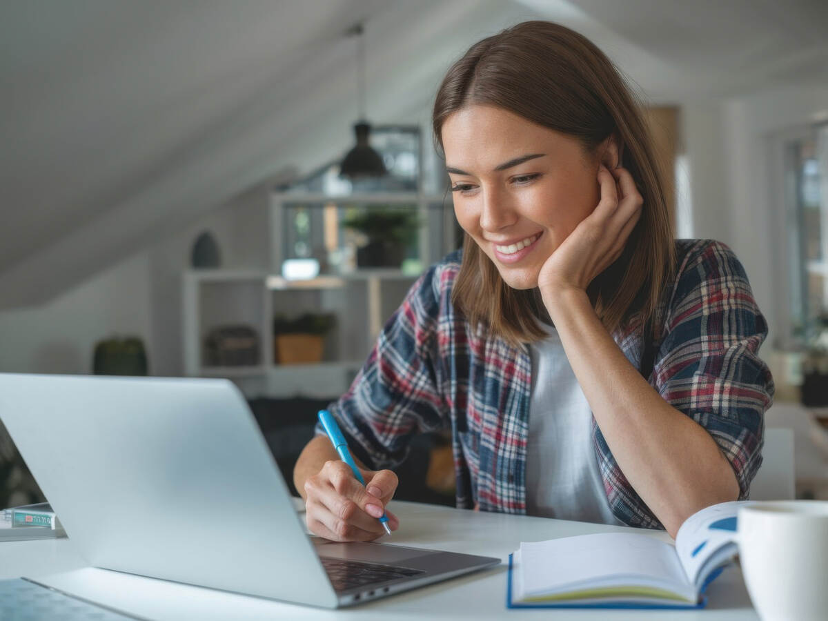 migliorare la concentrazione giovane donna che studia